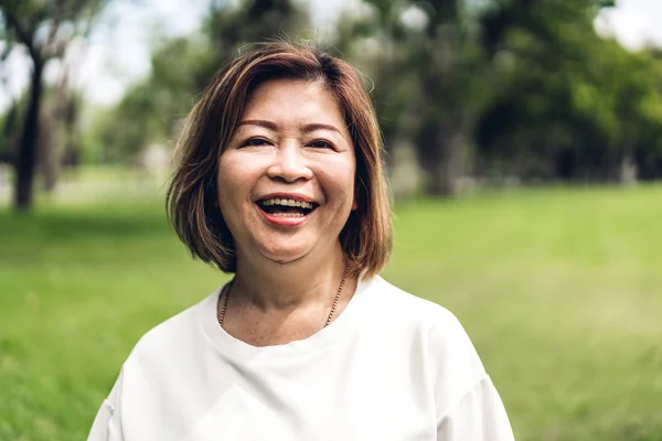 초상화 의 행복 한 노인 노인 아시아 여성 미소 와 lo — 스톡 사진