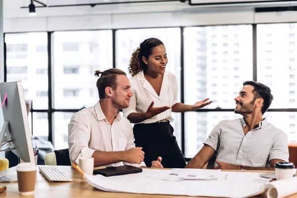 Grupo de negocios informales trabajando discutiendo estrategia y documenten — Foto de Stock