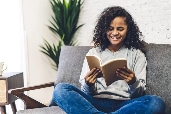 Młody African amerykański czarny kobieta relaks i czytanie książka na — Zdjęcie stockowe