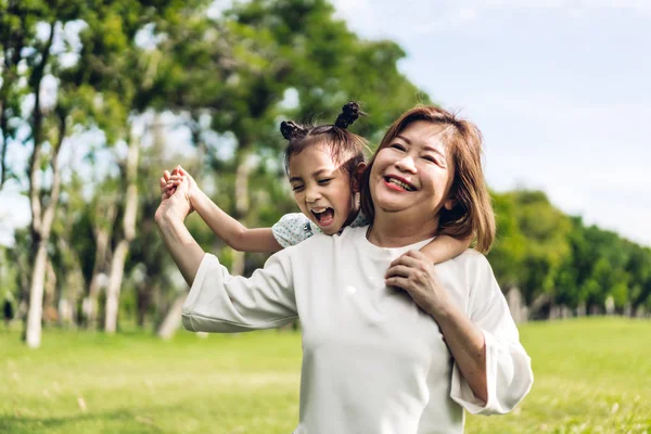 Portrait de grand-mère heureuse et petite fille mignonne profiter de se détendre t — Photo