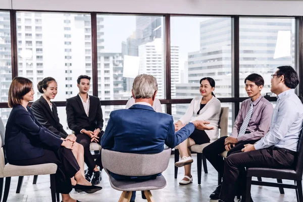Grupo de reuniones de negocios y discutir.creative negocios peopl — Foto de Stock