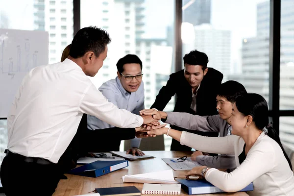 Succesvolle groep business mensen stack en zetten hun hand — Stockfoto