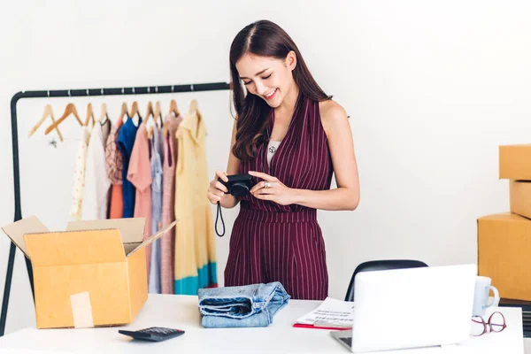 Mujer joven freelancer trabajo sme negocio de compras en línea y — Foto de Stock