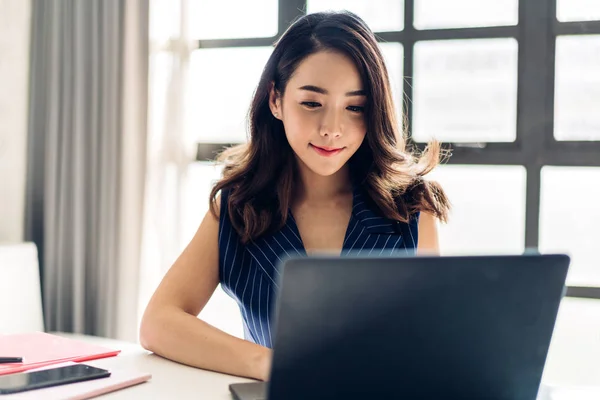 Businesswoman working with laptop computer.creative business peo — Stock Photo, Image