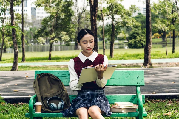 Estudiantes mujer joven relajarse y leer un libro en el parque —  Fotos de Stock