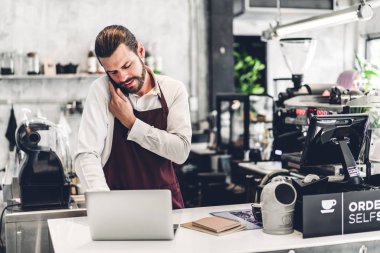 Yakışıklı sakallı barista adam küçük işletme sahibi wo portresi