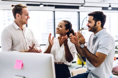 İş adamları toplantıda el çırpıyor. Ortaklık approv