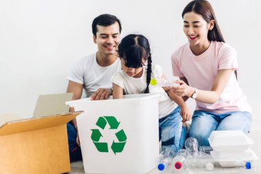 Mutlu gülümseyen aile boş geri dönüşüm plastik koyarak eğlenmek 