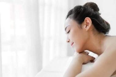 Güzel genç kadın güzellik cilt tedavisi üzerinde yatan rahatlatıcı