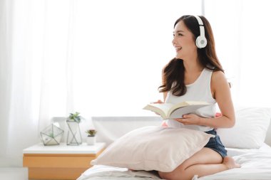 Güzel genç asya kadın hea ile müzik dinlerken rahatlatıcı