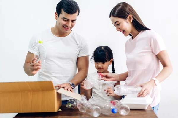 Glad leende familj ha kul att sätta tom återvinning plast — Stockfoto