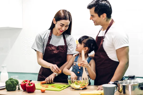Mutlu aile baba ve kızı pişirme ve prepari ile anne — Stok fotoğraf