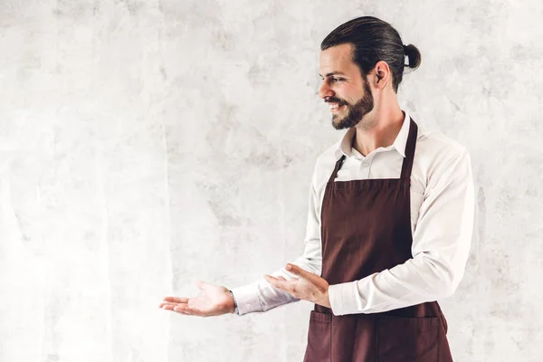 Yakışıklı sakallı barista adam küçük işletme sahibi sm portresi — Stok fotoğraf