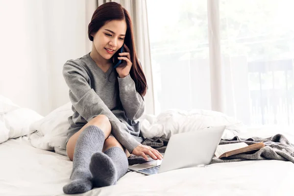 Jeune femme se détendre à l'aide d'un ordinateur portable sur une journée froide d'hiver — Photo