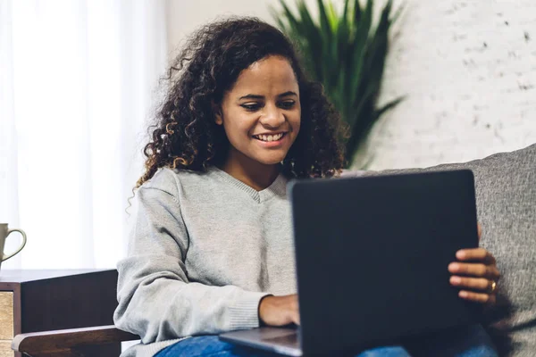 Young african american black woman relaxing and using laptop com — Stock Photo, Image