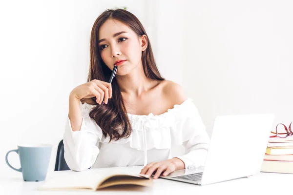 Girl student sitting and studying and learning online with lapto — Stock Photo, Image