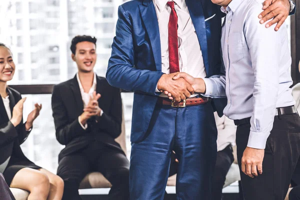 Imagem dois parceiros de negócios em terno elegante aperto de mão bem sucedido — Fotografia de Stock