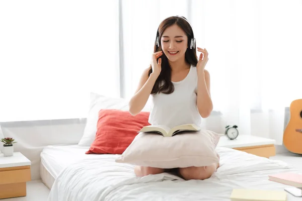 Bella giovane asiatica rilassante ascoltare musica con hea — Foto Stock