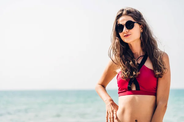 Porträt einer lächelnden Frau entspannt im roten Bikini am Tropen — Stockfoto