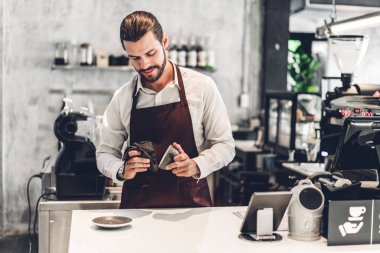 Yakışıklı sakallı barista adam küçük işletme sahibi wo portresi