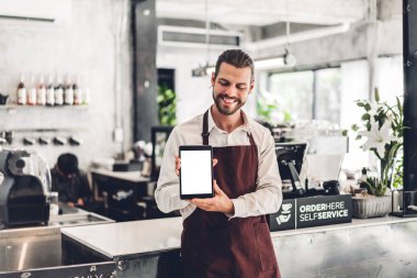 Barista adam küçük işletme sahibinin portresi masa ile ayakta