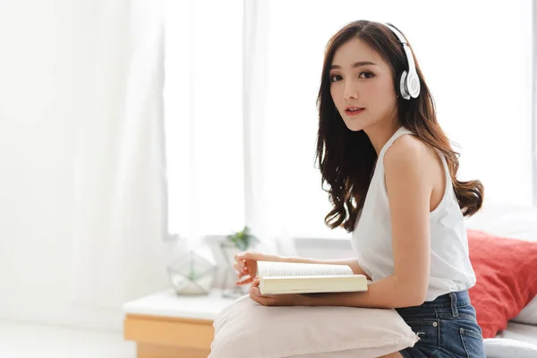 美しい若いアジアの女性は、ヒーと音楽を聴いてリラックス — ストック写真