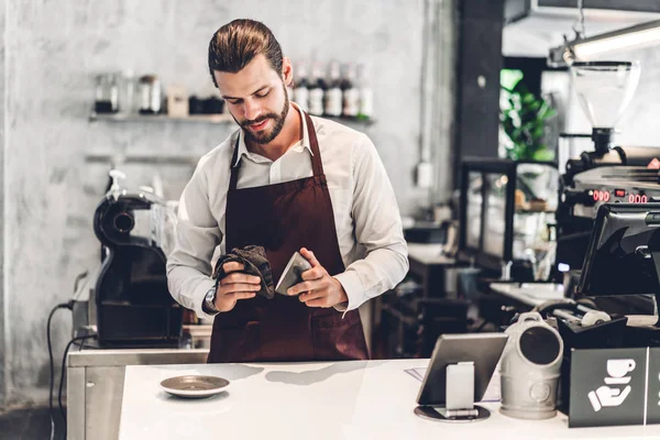 Retrato de barista barbudo bonito homem pequeno empresário wo — Fotografia de Stock