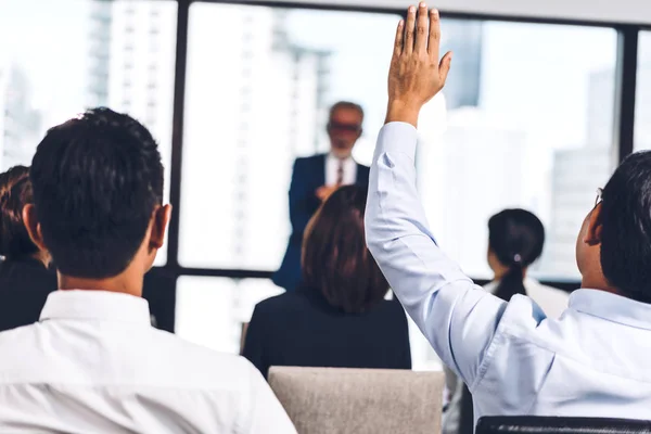 Empresario de pie en frente de grupo de personas en la consulta de m — Foto de Stock