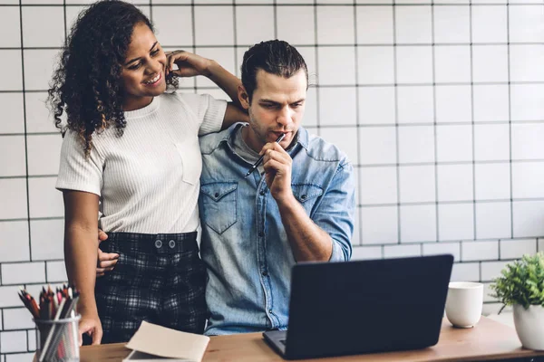 Feliz pareja sonriente trabajando con el ordenador portátil juntos .crea —  Fotos de Stock