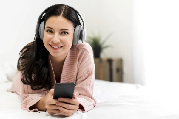 Hermosa joven mujer relajante escuchando música con auriculares —  Fotos de Stock