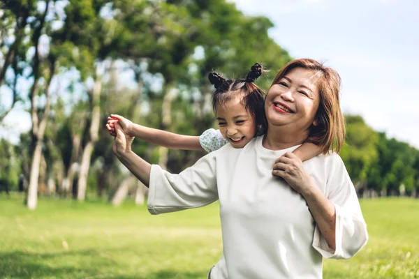 Retrato de la abuela feliz y la niña linda disfrutar de relajarse t —  Fotos de Stock