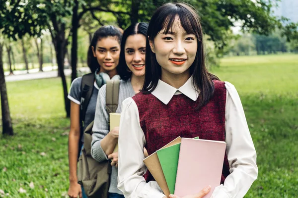 笑顔の留学生やティーンエイジャーのグループが立っている — ストック写真