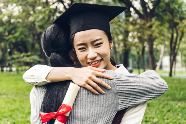 Diplom ile öğrenci genç kadın ve bekar lık önlükbaşarılı