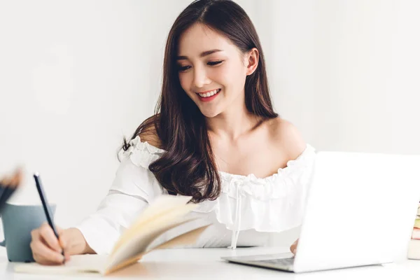 Chica estudiante sentada y estudiando y aprendiendo en línea con lapto —  Fotos de Stock