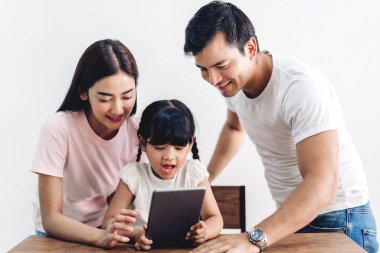 Mutlu aile baba ve kızı oturan ve bakan anne