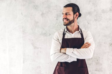 Yakışıklı sakallı barista adam küçük işletme sahibi sm portresi
