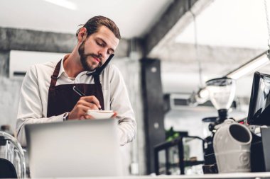 Yakışıklı sakallı barista adam küçük işletme sahibi wo portresi