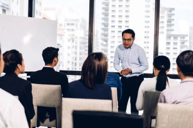 Grup m danışmanlık içinde insan önünde duran işadamı