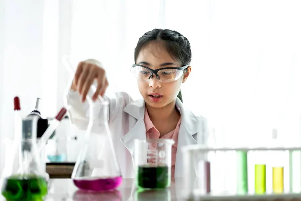 Tizenéves lány diákok tanulás és csinálás egy kémiai kísérlet egy — Stock Fotó