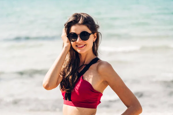 Porträt einer lächelnden Frau entspannt im roten Bikini am Tropen — Stockfoto