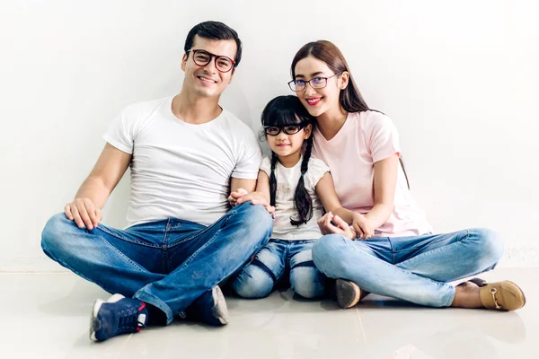 Retrato de familia feliz padre y madre con hija en whit —  Fotos de Stock