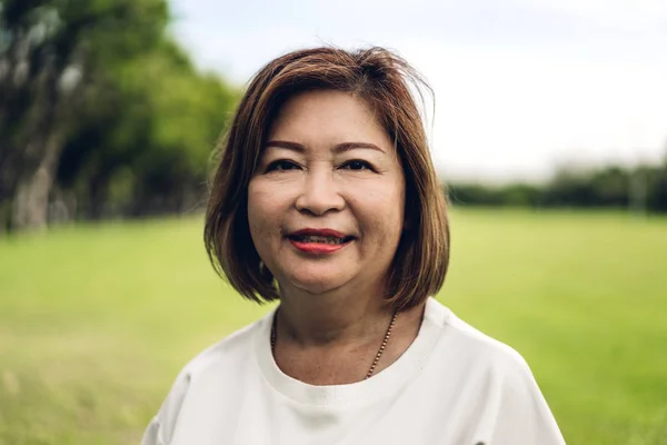 Ritratto di anziani anziani anziani felici asiatica donne sorridenti e lo — Foto Stock