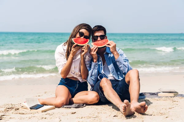 Amantes românticos jovem casal relaxante segurando e comendo uma fatia — Fotografia de Stock