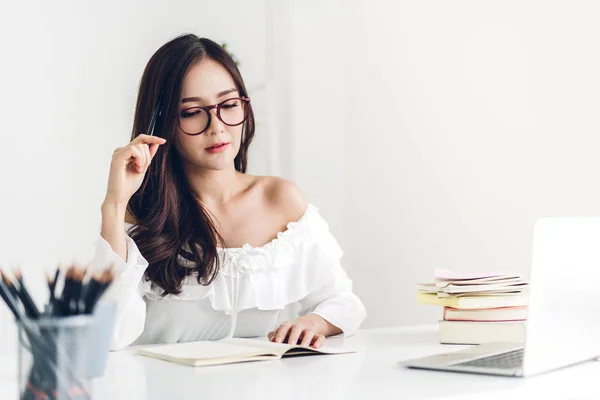 Chica estudiante sentada y estudiando y aprendiendo en línea con lapto — Foto de Stock