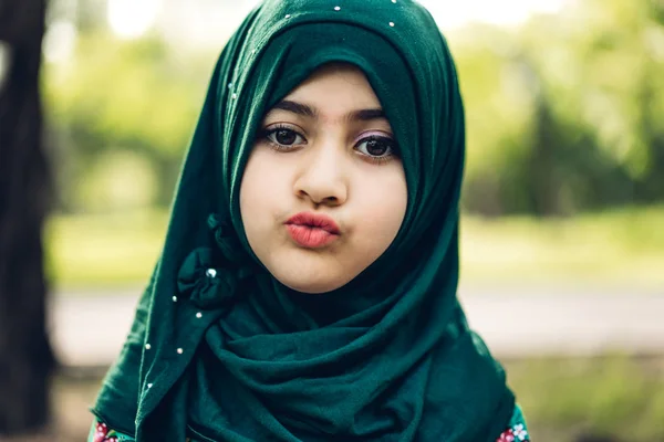 Mutlu küçük Müslüman kız çocuğunun tesettürlü portresi. — Stok fotoğraf