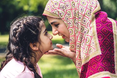 Mutlu güzel aile Arap müslüman anne ve küçük portresi 