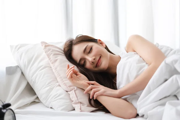 Retrato de dormir jovem mulher asiática desfrutar e relaxar deitado em t — Fotografia de Stock