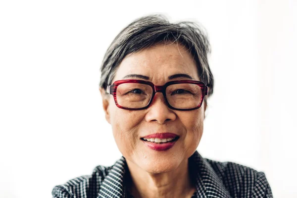 Портрет счастливого пожилого пожилого человека Азии женщины улыбаются и вот — стоковое фото