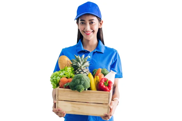 Entrega mujer en uniforme azul que lleva el paquete de comida de comestibles —  Fotos de Stock