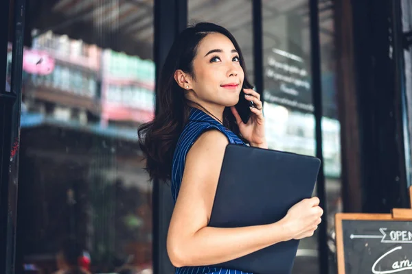 Geschäftsfrau arbeitet und nutzt Handy im Stehen — Stockfoto